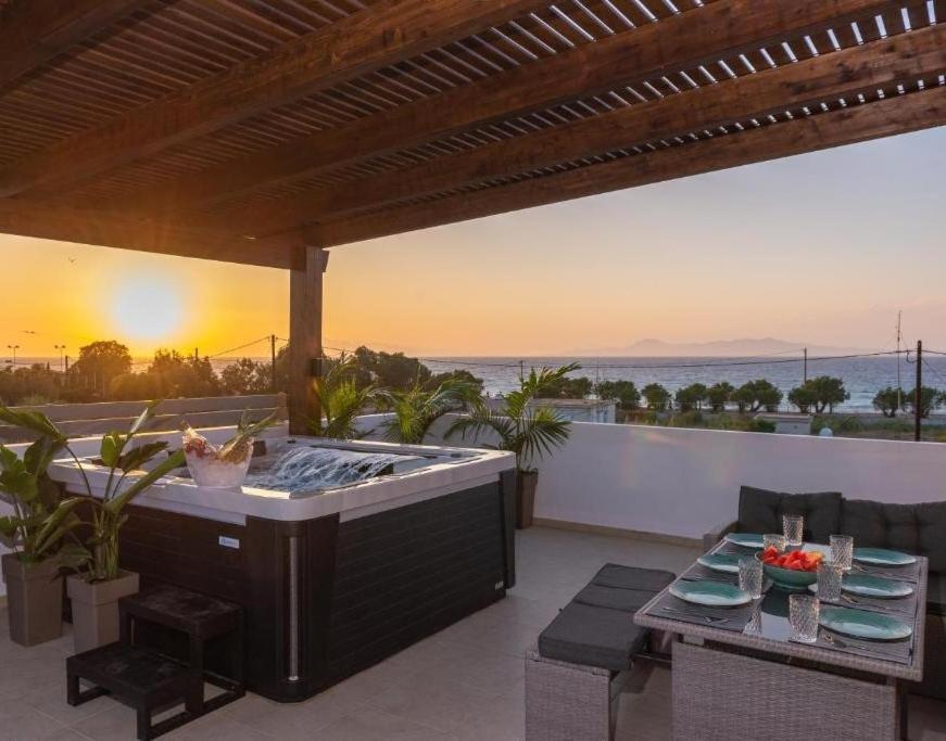 Odyssea Top View & Hot Jacuzzi Front Beach Kremasti  Bagian luar foto